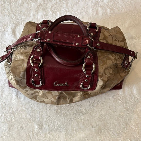 Coach Ashley Signature bag 
1 call out discoloration back of shoulder strap - Picture 4 of 11